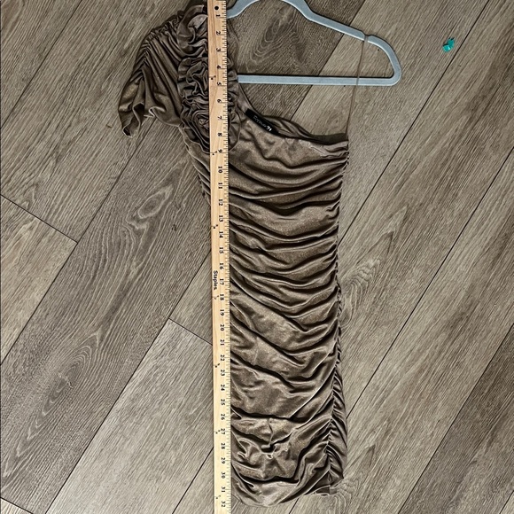 Forever 21 SMALL One-Shoulder Ruched Dress in GLITTERY SPARKY GOLD - Picture 6 of 7